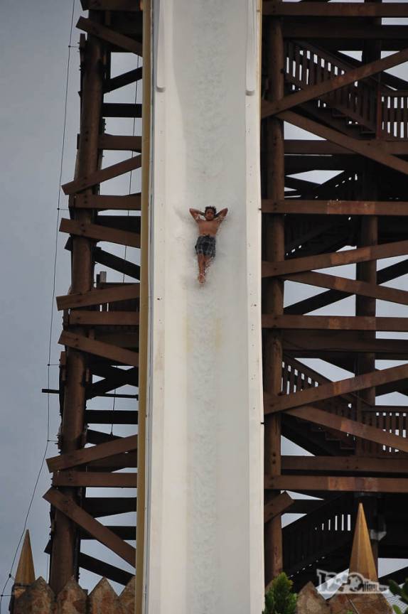 O Antonio 'despenca' pelo Insano, o maior escorregador do Beach Park, em Fortaleza, capital do Ceará